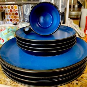 Stone and lane set of 4 dish ware.